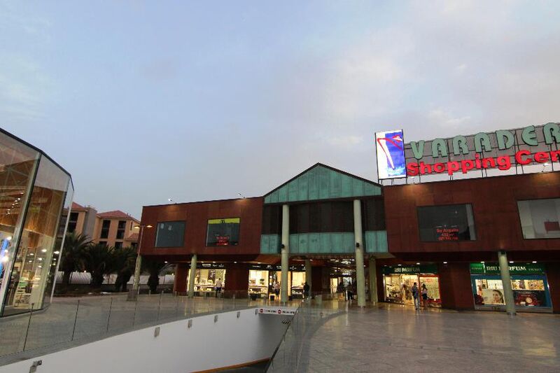 Local comercial con terraza en primera planta Centro Comercial  VARADERO , Meloneras